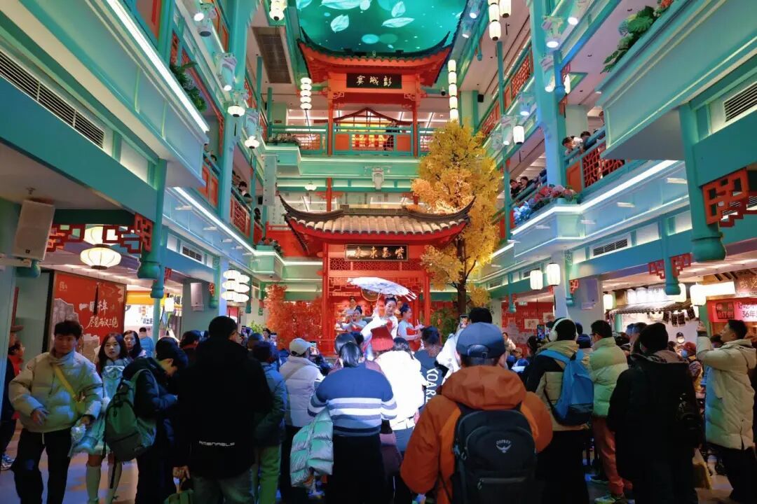 1.1 徐州饮食文化博物馆内人潮涌动.jpg